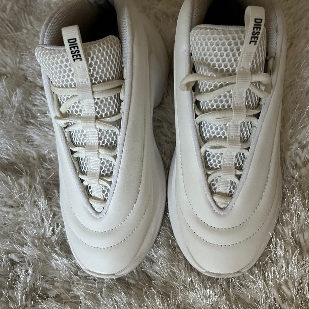 A size 4 white diesel sneaker